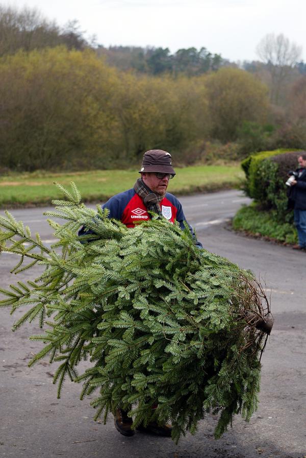 30/11/02.    Chris Evans and Billy Piper sell Xmas Trees for Charity at the White Horse Pub in Hascombe