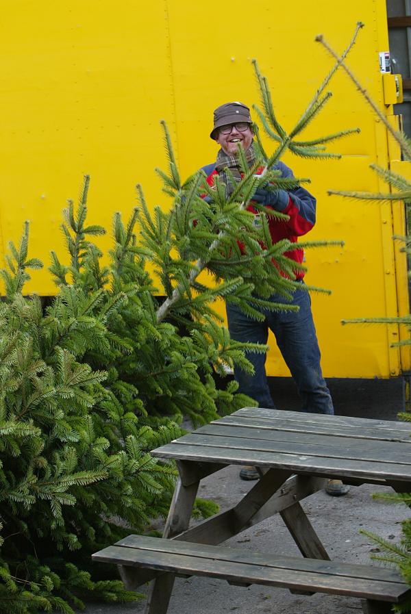 30/11/02.    Chris Evans and Billy Piper sell Xmas Trees for Charity at the White Horse Pub in Hascombe