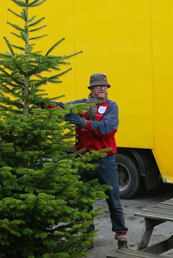 30/11/02.    Chris Evans and Billy Piper sell Xmas Trees for Charity at the White Horse Pub in Hascombe