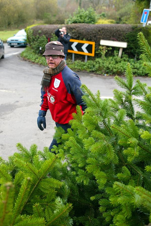 30/11/02.    Chris Evans and Billy Piper sell Xmas Trees for Charity at the White Horse Pub in Hascombe