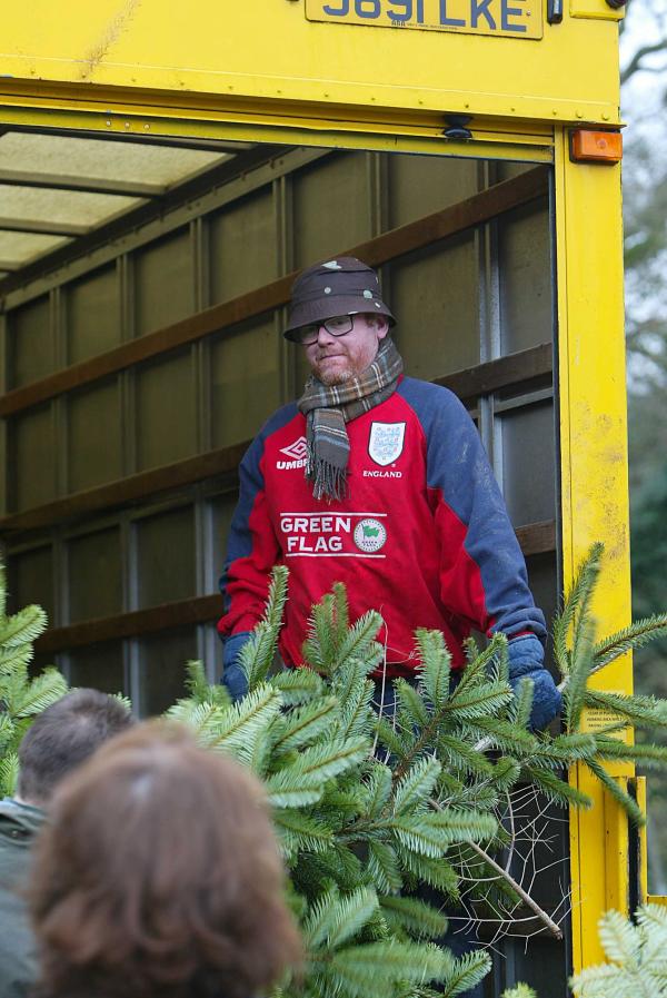 30/11/02.    Chris Evans and Billy Piper sell Xmas Trees for Charity at the White Horse Pub in Hascombe