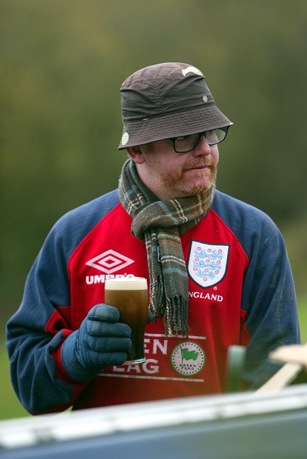 30/11/02.    Chris Evans and Billy Piper sell Xmas Trees for Charity at the White Horse Pub in Hascombe