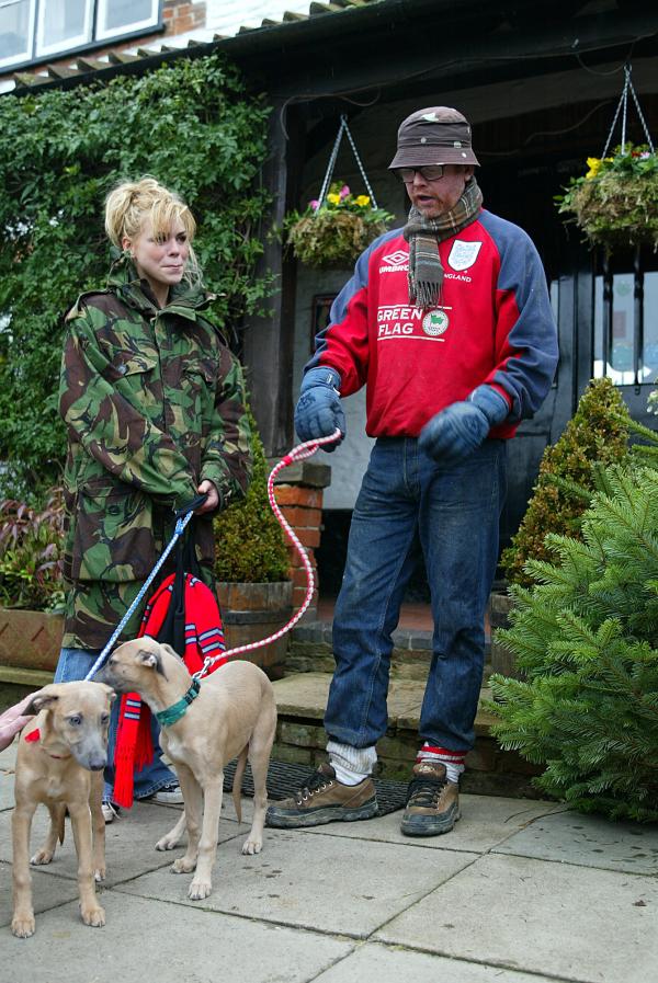 30/11/02.    Chris Evans and Billy Piper sell Xmas Trees for Charity at the White Horse Pub in Hascombe